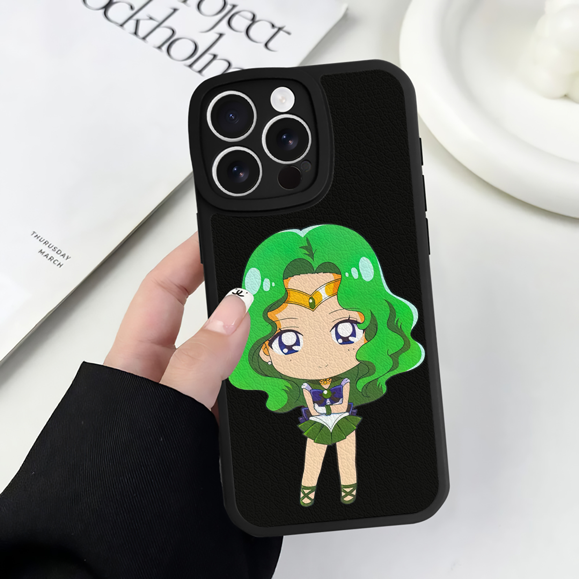 （画像用） 美少女戦士セーラームーン 海王 みちる（かいおう みちる） Sailor Moon Kaiou Michiru 【iPhone 16シリーズ対応】シリコンスマホケース（レザー調） 材質：シリコン